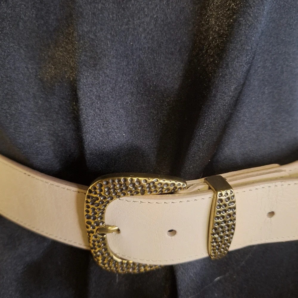 Liz Clairborne Cream or Off White,Hammered Buckle Size Large